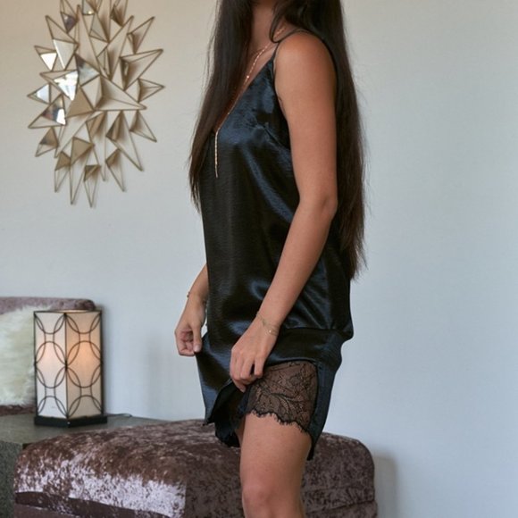 Black Satin Sleeveless Relaxed Fit V-Neck Asymmetr - Picture 3 of 8